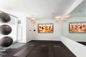 Et tv og/eller underholdning på Luxury South End Apartment with Rooftop Pool + 31 billeder