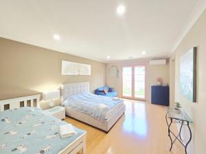 En eller flere senge i et værelse på Specious ex-display 5 BDR house,up to 15 guests, Fully AC- Williams Landing