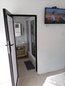 ein Badezimmer mit Spiegel und Waschbecken in der Unterkunft M Group B&B in King Williamʼs Town + 27 Fotos