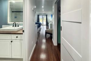 ein weißes Badezimmer mit Waschbecken und Spiegel in der Unterkunft Peaceful Pond Paradise III ~ Ground Floor ~ Water Views in Wesley Chapel + 37 Fotos