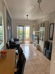 ein Wohnzimmer mit Sofa und Tisch in der Unterkunft Casa Venetti , stylish flat in Villa Martin in Orihuela