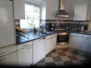 Kuchyň nebo kuchyňský kout v ubytování Ferienhaus Mit Garten Und Stellplatz