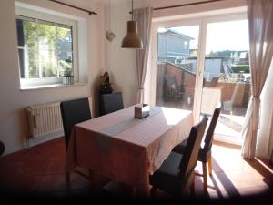 Fotografie z fotogalerie ubytování Ferienhaus Mit Garten Und Stellplatz v destinaci Großenaspe