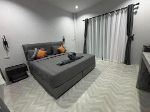 Ένα ή περισσότερα κρεβάτια σε δωμάτιο στο Tonmai Suites III