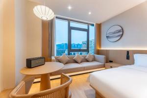 Ένα ή περισσότερα κρεβάτια σε δωμάτιο στο Hangzhou Tonglu Fuchun River Blossom Hill Hotel