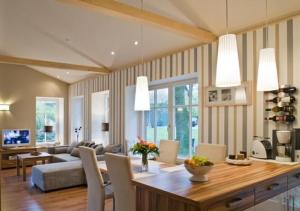 ein Wohnzimmer mit einem Tisch mit Stühlen und einer Couch in der Unterkunft Appartement in Klein Meckelsen mit Eigener Terrasse - b43026 in Klein Meckelsen