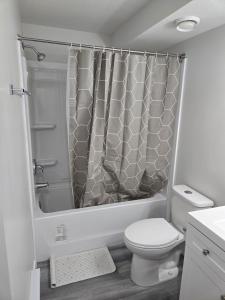 Et badeværelse på Brand New Peaceful and Cozy Suite