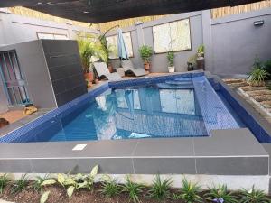 ein Swimmingpool in einem Hof mit einem Haus in der Unterkunft Country Bug Private Resort in Alfonso