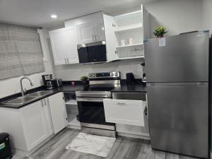 Køkken eller tekøkken på Brand New Peaceful and Cozy Suite + 27 billeder