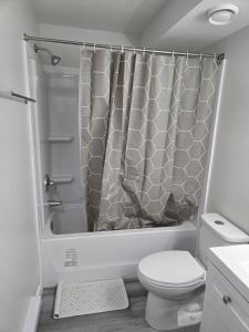 Et badeværelse på Brand New Peaceful and Cozy Suite