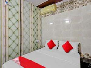 En eller flere senge i et værelse på Hotel O by OYO Golden Residency