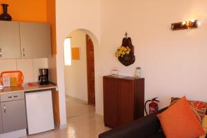 a living room with a couch and a kitchen at Liebevoll Eingerichtetes Apartment Calima Amarilo in La Pared