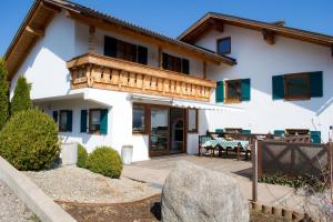 a house with a balcony and a patio at Abendsonne in Lechbruck +27 photos