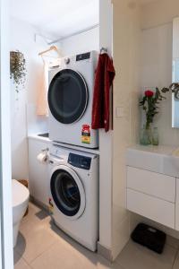 Fotografie z fotogalerie ubytování Aqua and Ember Beach front with pool and spa and wood fires v destinaci Sandford