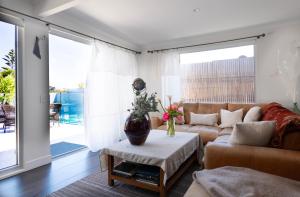 Posezení v ubytování Aqua and Ember Beach front with pool and spa and wood fires