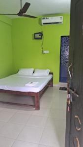 Postel nebo postele na pokoji v ubytování The Valley Arambol