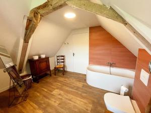 Koupelna v ubytování Magnifique gîte avec jardin et parking, proche d'Azay-le-Rideau - FR-1-381-641 + 28 fotografií