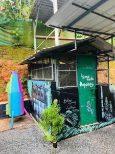 Un edificio con una jaula de pájaros y una planta. en Chillwind Service villa, en Padinjarathara 1 foto más