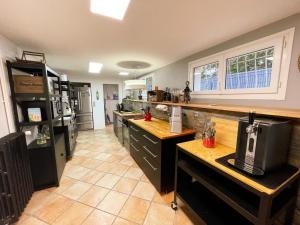 Kuchyň nebo kuchyňský kout v ubytování Gîte de charme avec jardin clos et animaux acceptés - FR-1-381-640