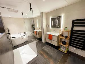 Koupelna v ubytování Gîte de charme avec jardin clos et animaux acceptés - FR-1-381-640