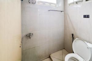 Koupelna v ubytování RedDoorz near Gajah Mada Park Medan