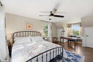 Ένα ή περισσότερα κρεβάτια σε δωμάτιο στο Kansas Cape Cottage