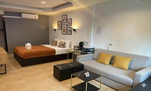 Una cama o camas en una habitación de Viphuanan Resort