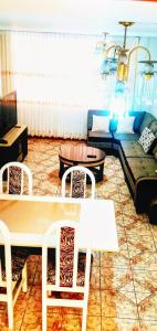 un salon avec une table, des chaises et un canapé dans l'établissement Departamento con Estacionamiento Tacna, à Tacna