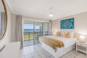 Ένα ή περισσότερα κρεβάτια σε δωμάτιο στο Absolute Beachfront Apartment 2T +14 φωτογραφίες