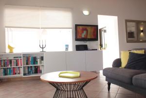 a living room with a coffee table and a couch at Großes Modernes Ferienapartment Villa Atlantico in La Pared
