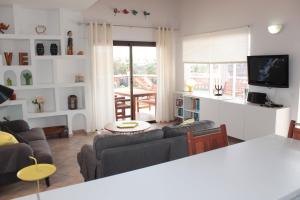 a living room with a couch and a table at Großes Modernes Ferienapartment Villa Atlantico in La Pared
