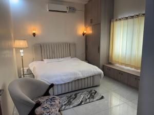 Un dormitorio con una cama y una silla dentro. en Monal by Shubhs, en Jāmb 73 fotos más