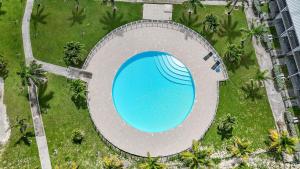 - une vue sur la grande piscine située dans un parc dans l'établissement Studio Harmony with pool, à Baie Nettlé