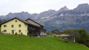 uma casa numa colina com montanhas ao fundo em Fäsch em Flumserberg mais 25 fotografias