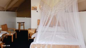 Una cama o camas en una habitación de Hotel White Sandcastle Mara Lodge 5 fotos más