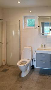 Ένα μπάνιο στο Modern Lake House With Spa At Lake Barken