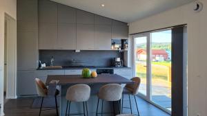 Η κουζίνα ή μικρή κουζίνα στο Modern Lake House With Spa At Lake Barken +16 φωτογραφίες