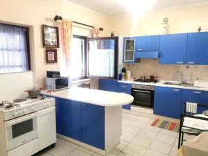 eine Küche mit blauen Schränken und einer weißen Arbeitsplatte in der Unterkunft Studio für 12 Personen in Zubovići, Dalmatien Inseln vor Zadar in Zubovići
