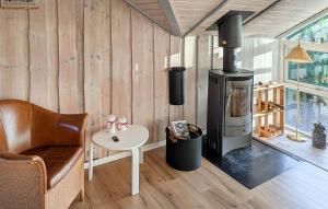 Et opholdsområde på Amazing Home In Spøttrup With House A Panoramic View