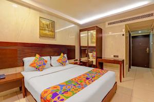 Un dormitorio con una cama grande y un escritorio. en Hotel Continental Inn, en Chennai 20 fotos más