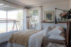 Postel nebo postele na pokoji v ubytování Aqua and Ember Beach front with pool and spa and wood fires