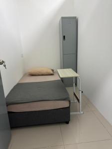 Una cama o camas en una habitación de Scholars Hub Hostel