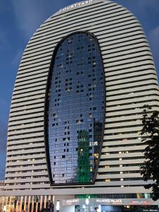 un edificio alto con muchas ventanas en Princess in Alliance Palace, en Batumi