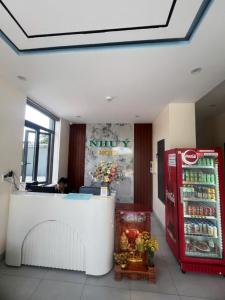 un café avec un comptoir et un réfrigérateur dans l'établissement Như Ý Hotel Tây Ninh, à Ấp Thanh Sơn (1)