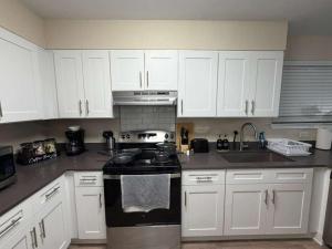 Fotografie z fotogalerie ubytování 1 BR Stylish Apt Near ATT Six Flags v destinaci Grand Prairie