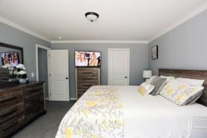 Un dormitorio con una cama y un televisor en la pared. en Oneonta Hideaway, en Oneonta