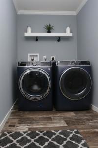 lavadora y secadora en una habitación en Oneonta Hideaway, en Oneonta