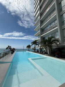 Πισίνα στο ή κοντά στο Infinity View Salinas by SeaSky de Perla Azul