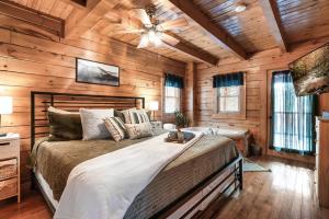 Ένα ή περισσότερα κρεβάτια σε δωμάτιο στο Rustic Retreat +30 φωτογραφίες