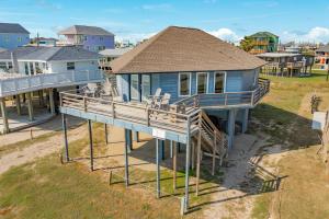 eine Luftansicht eines blauen Hauses mit einer Terrasse in der Unterkunft 8 Sides of Sunshine 3 Ensuite Bedrooms Surf Spot in Surfside Beach